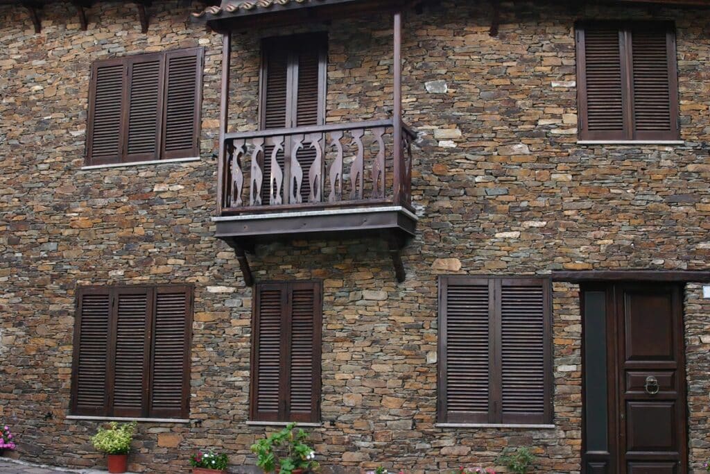 Aritzo maison en pierre et bois