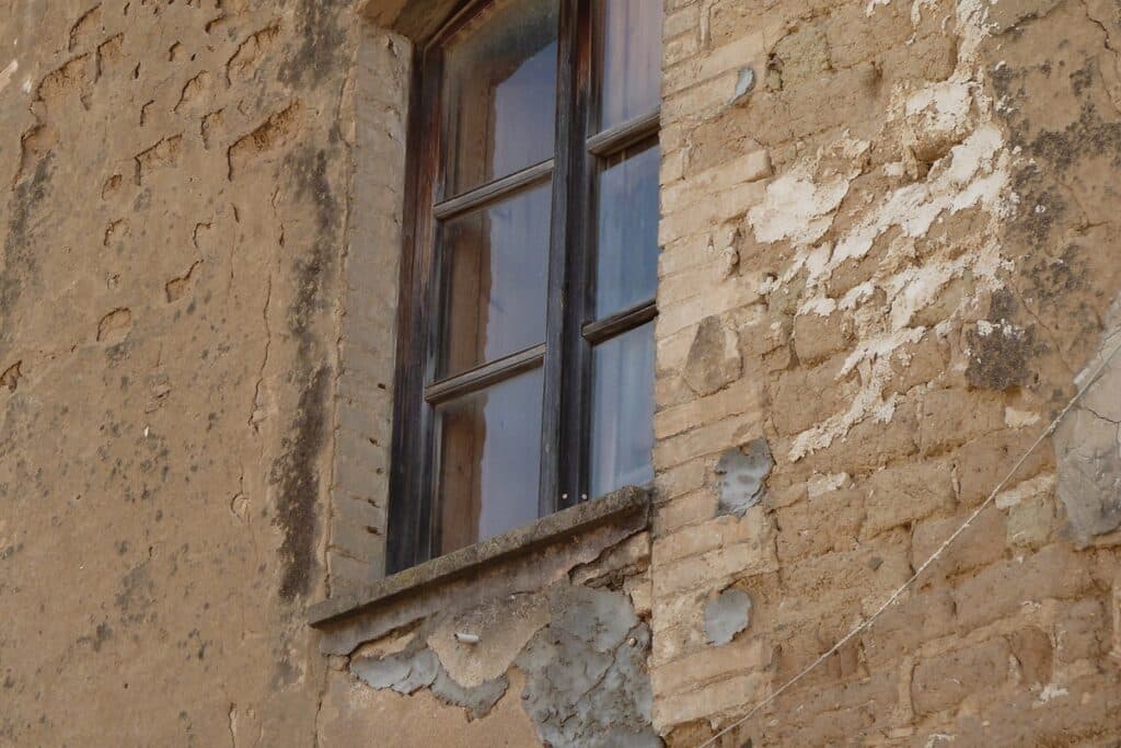 mur de maison en briques de terre en Sardaigne