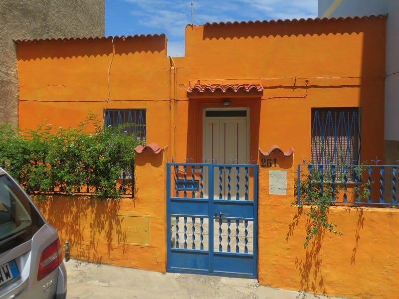 maison colorée en sardaigne