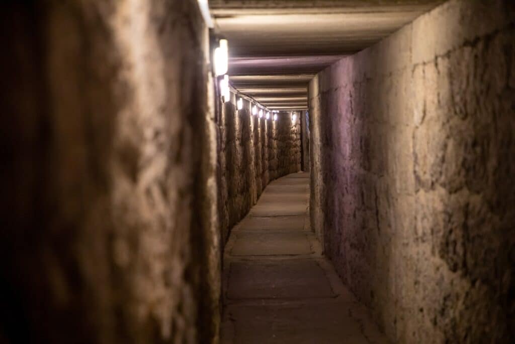 tunnel dans le tombeau du roi Midas