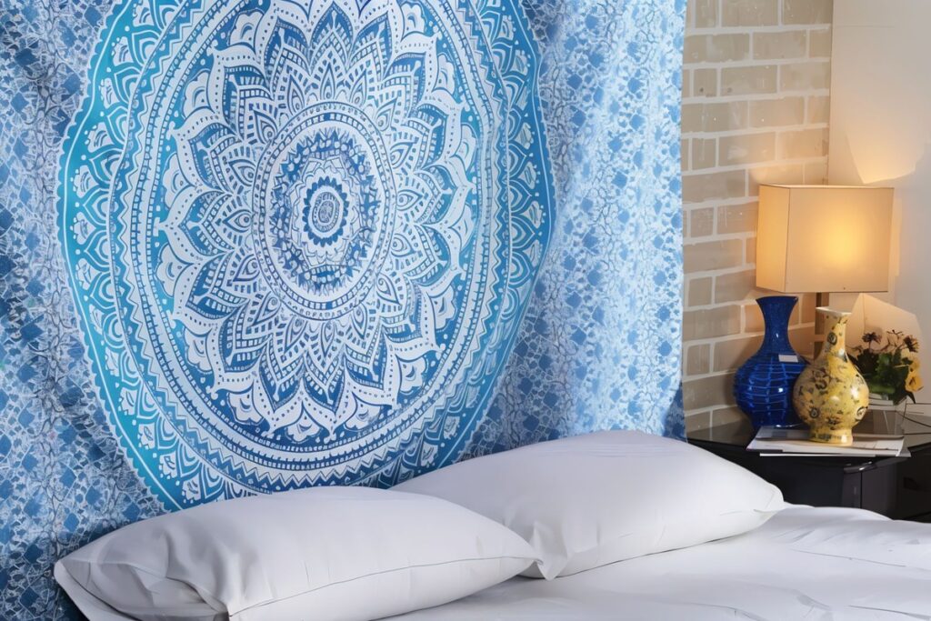 belle tenture murale mandala bleu dans une chambre