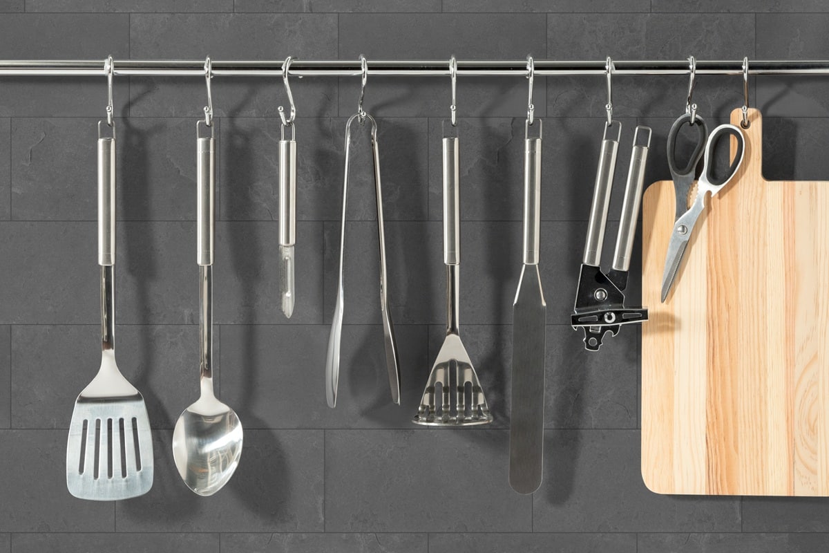 ustensiles de cuisine accrochés au mur