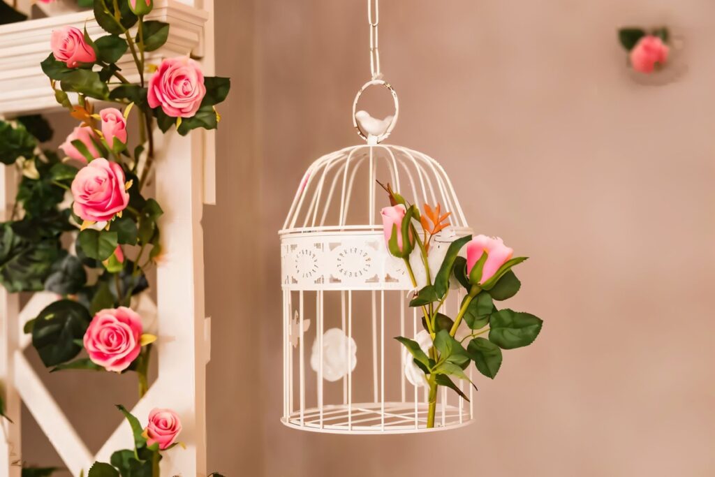 décoration caractéritique du style shabby chic avec cage à oiseau