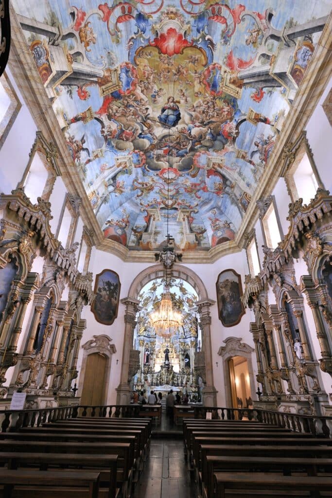 intérieur de l'église Saint-François d'Assise à Ouro Preto