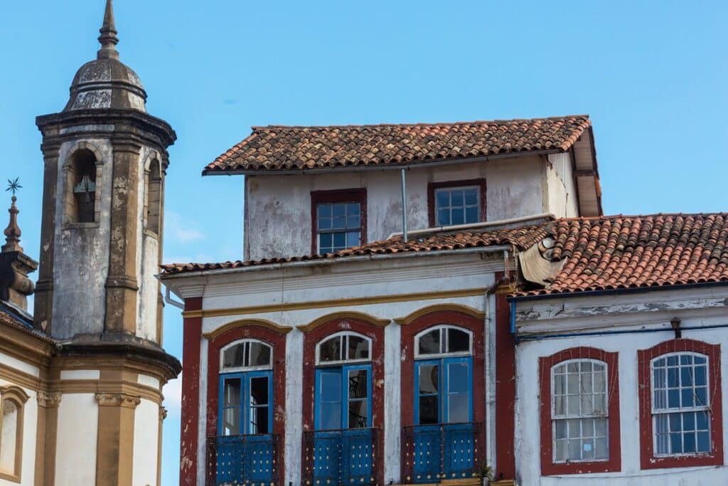 bâtiments coloniaux usés par le temps à Ouro Preto