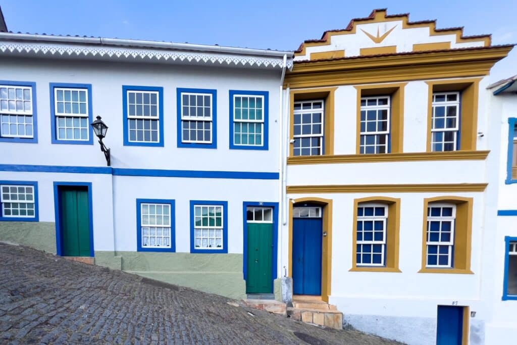 les fenêtres colorées de la ville d'Ouro Preto