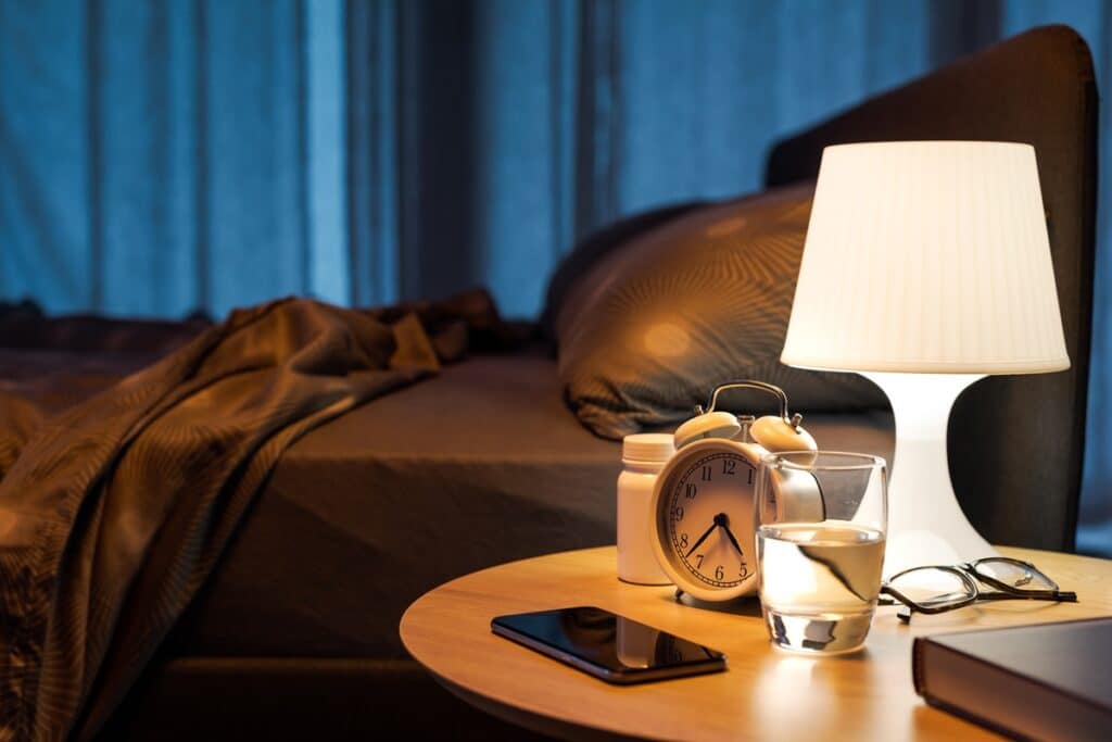 gros plan sur une lampe de chevet allumée