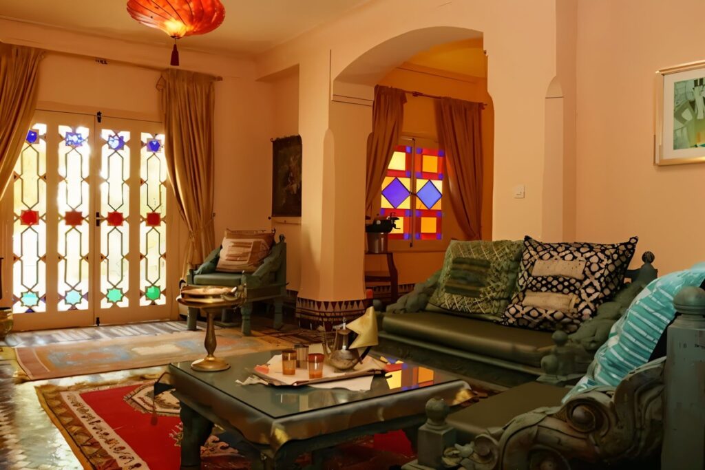 salon au design marocain coloré