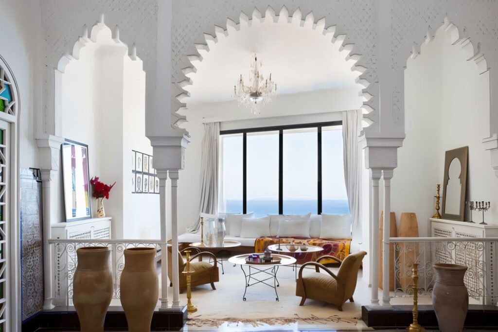 salon blanc et élégant au design marocain