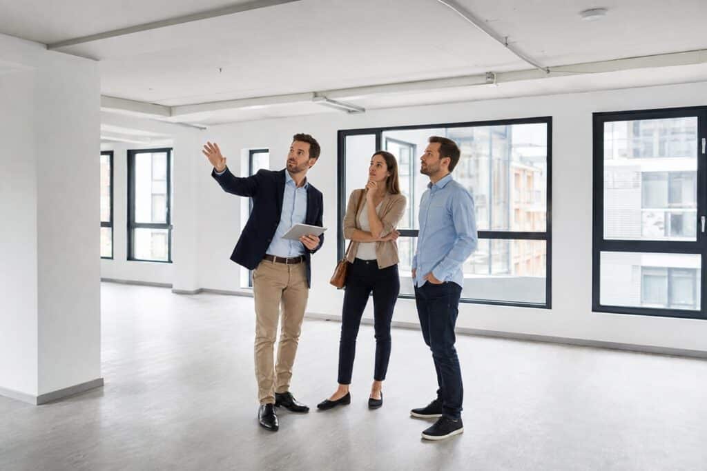 visite d'un bien immobilier commercial avec une agence