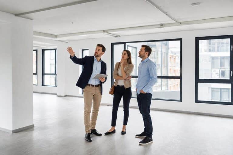 visite d'un bien immobilier commercial avec une agence