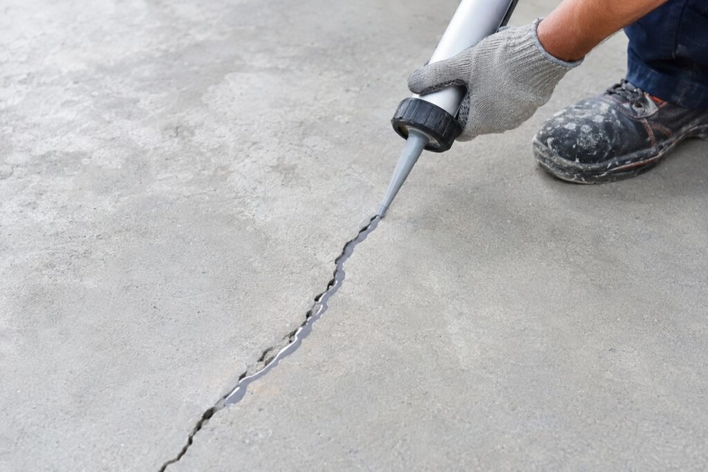 homme qui entretient une dalle béton