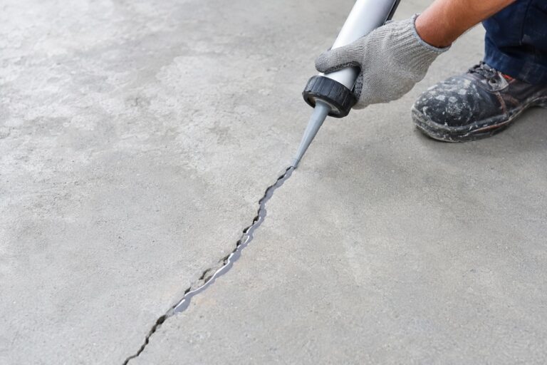 homme qui entretient une dalle béton