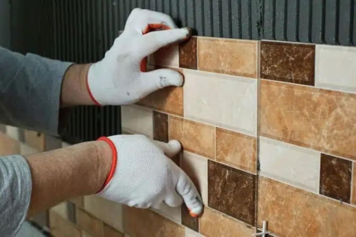 pose de carrelage sur un mur