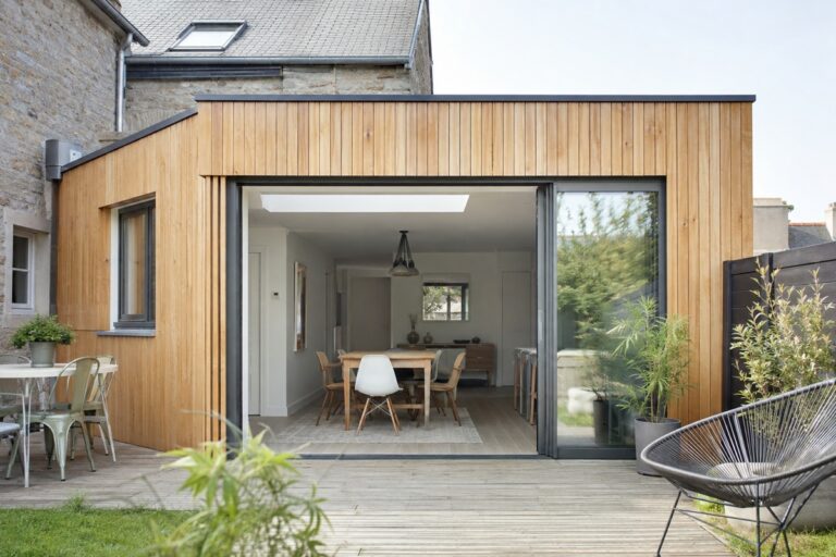extension en bois sur une maison en pierre