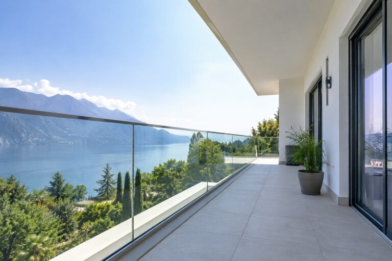 garde-corps en verre sur un grand balcon