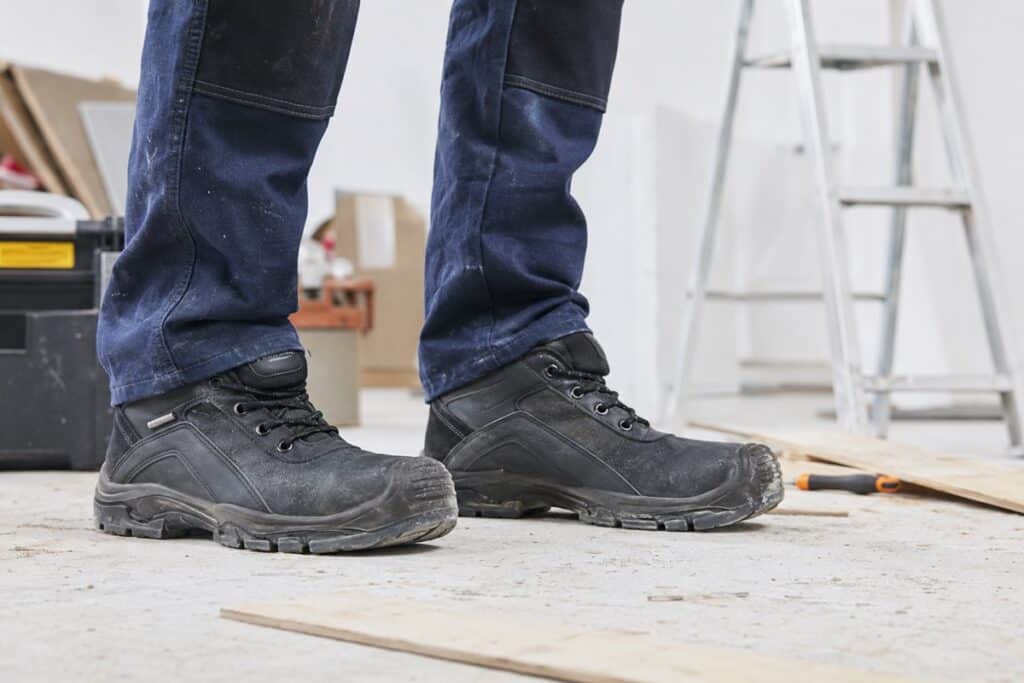 gros plan sur des chaussures de sécurité