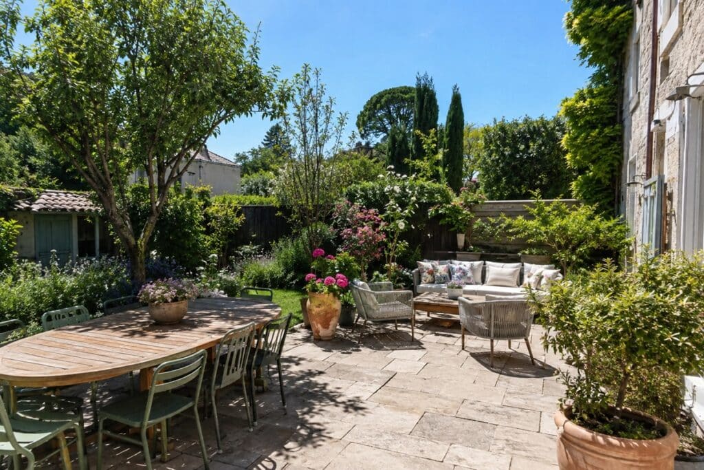 jardin bien décoré