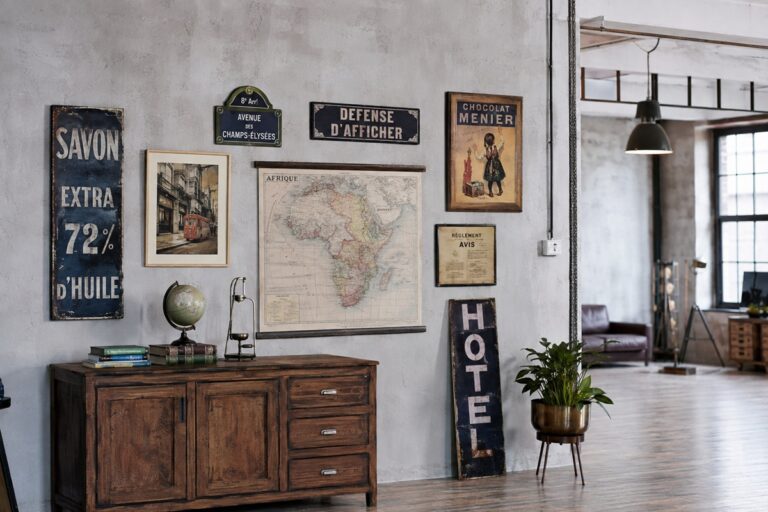 Décoration murale vintage avec affiches, plaques anciennes et carte rétro.
