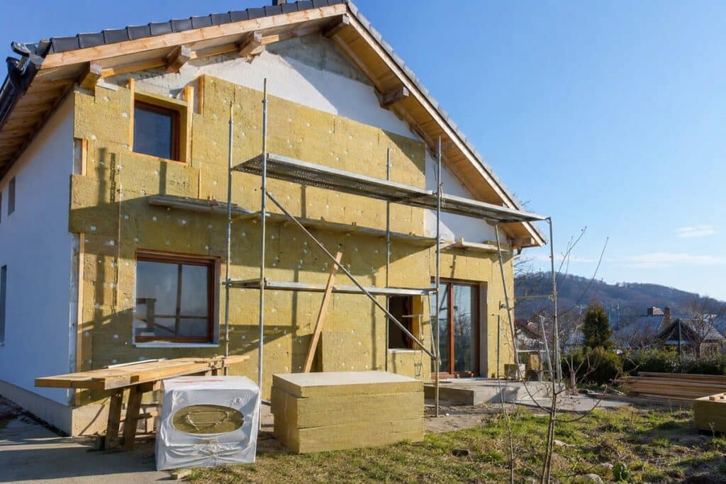 chantier d'isolation d'une maison par l'extérieur