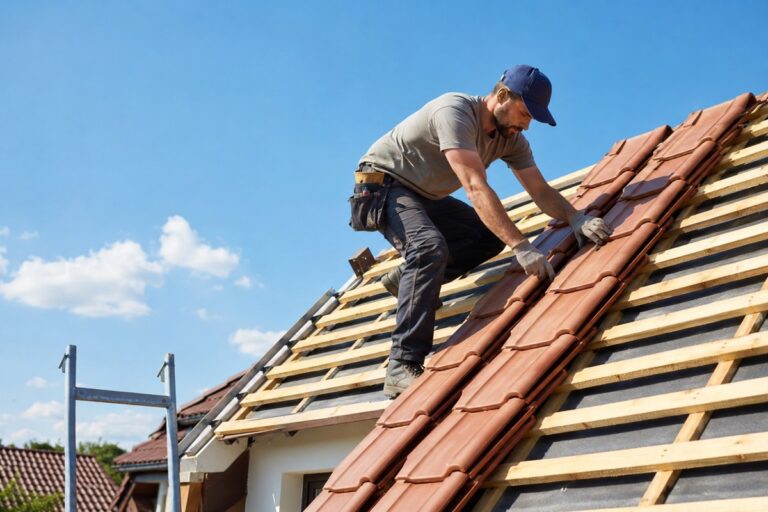 couvreur professionnel installant des tuiles sur un toit