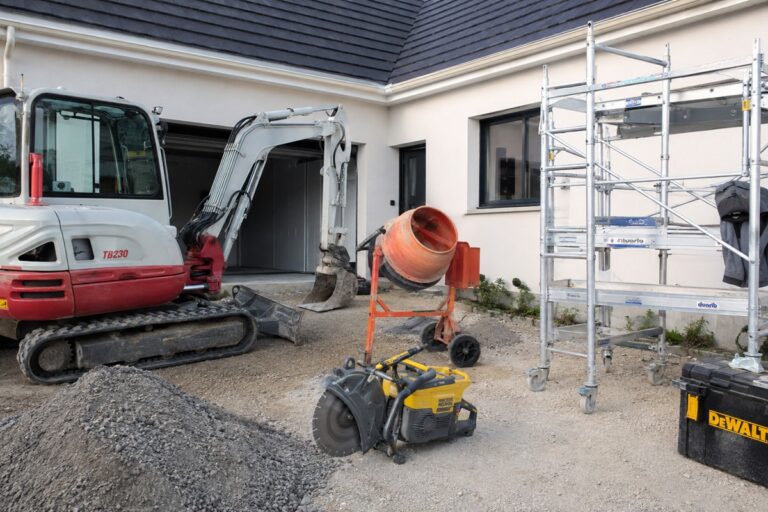 matériel de travaux devant une maison