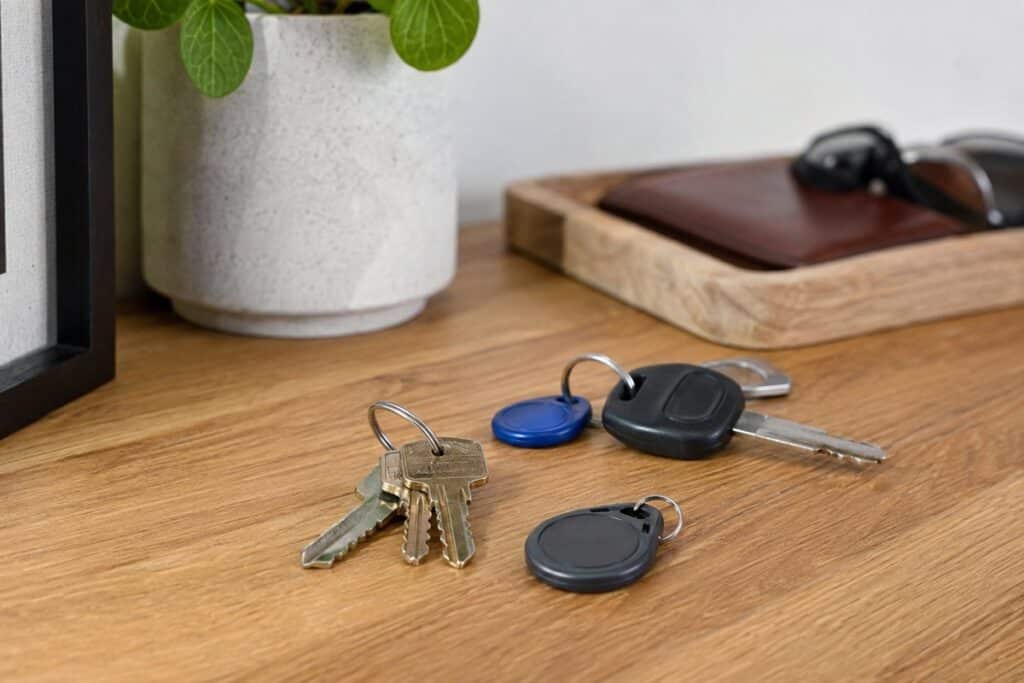 clés et badges posés sur une table