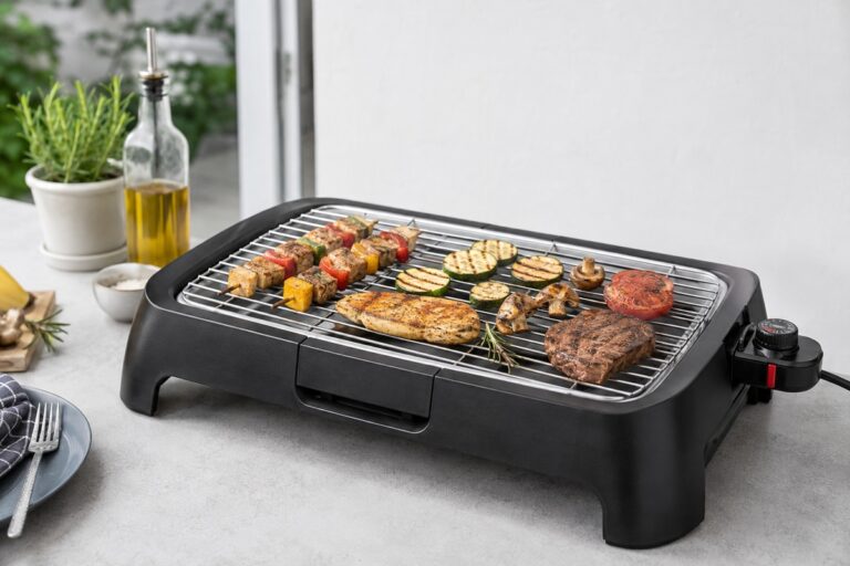 brochettes et viande en train de griller sur un barbecue électrique