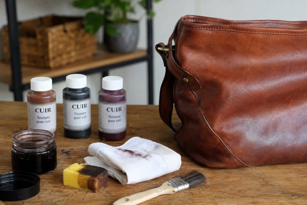 peintures pour cuir pinceau et vieux sac en cuir