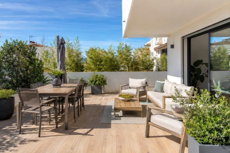 belle terrasse aménagée avec du mobilier d'extérieur contemporain