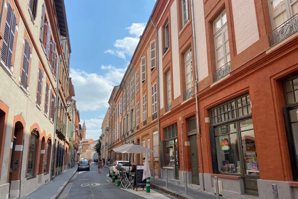 rue d'immeubles dans la vieille ville de Toulouse