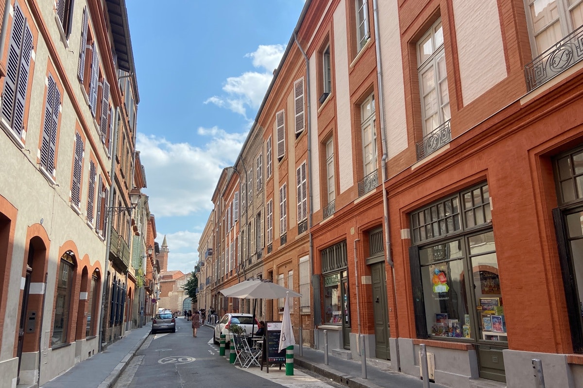 rue d'immeubles dans la vieille ville de Toulouse