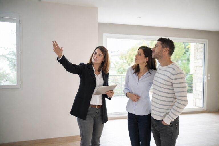 couple visite bien immobilier avec un professionnel