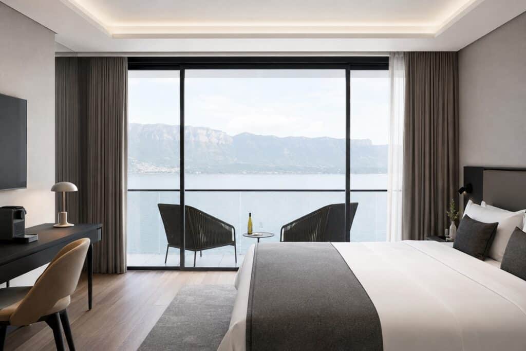 chambre d'hôtel élégante avec une grande fenêtre