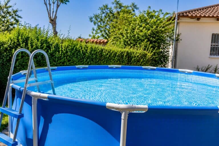 grande piscine tubulaire ronde dans un petit jardin
