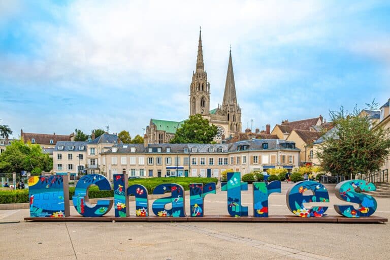 maisons et église de Chartres