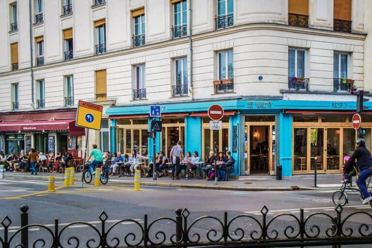 rue avec immeubles d'habitation dans le 10eme arrondissement de Paris