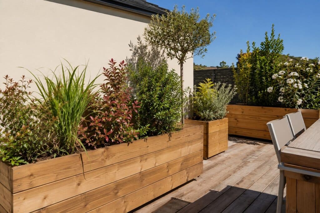 terrasse avec plancher bois et jardinières en bois