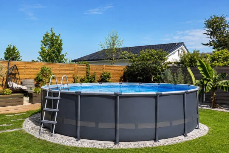 piscine hors sol ronde dans un beau jardin aménagé