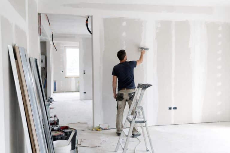 artisan plaquiste qui fait des bandes