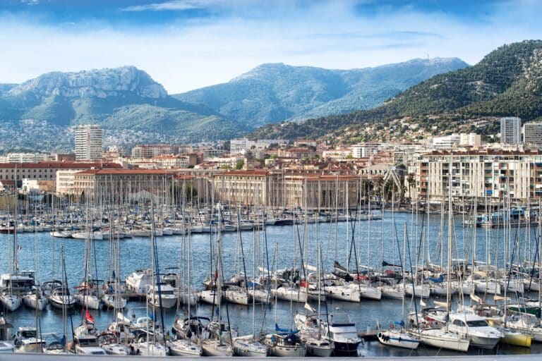 port de Toulon et ville en arrière plan
