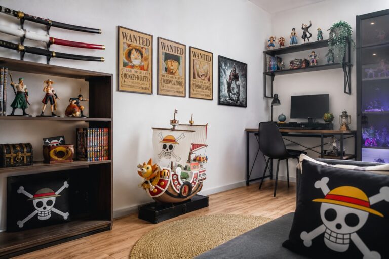 Pièce moderne décorée sur le thème One Piece avec figurines, affiches de primes, katanas et maquette de bateau