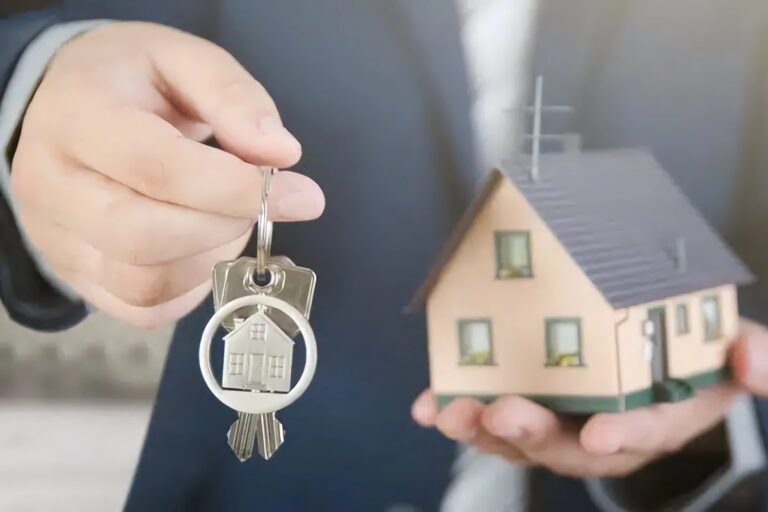 gestion locative avec clef et maison miniature