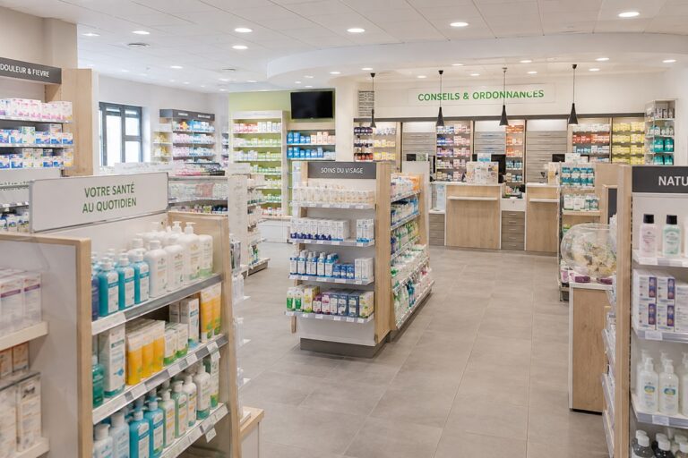 intérieur d'une pharmacie