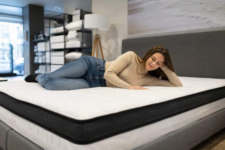 femme qui essaye un matelas dans un magasin spécialisé