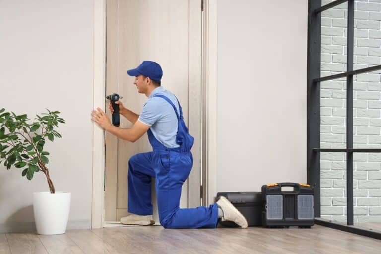 serrurier travaillant sur une porte