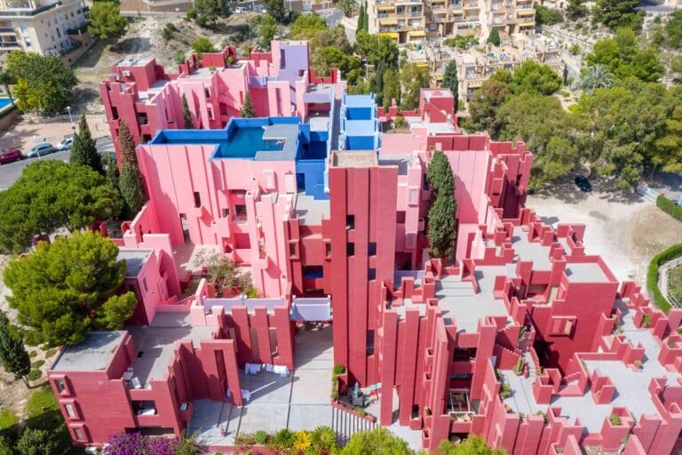 vue aérienne sur le complexe Muralla Roja à Calpe