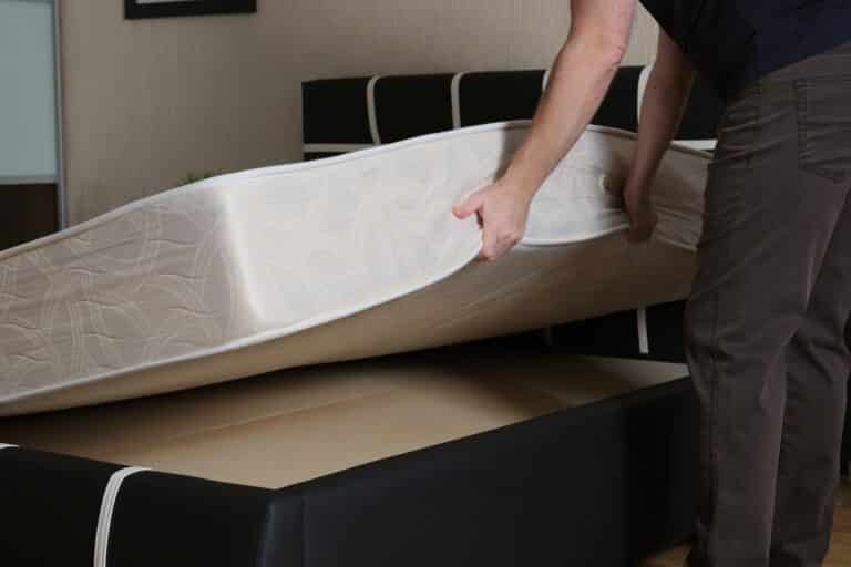 homme qui retourne un matelas pour l'hiver