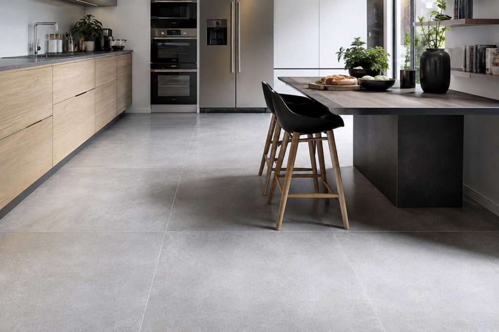 sol de cuisine recouvert de grands carreaux de carrelage gris