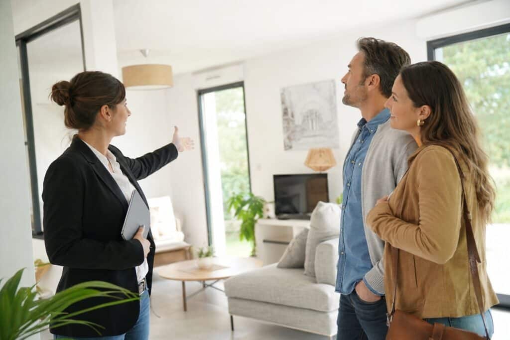 agent immobilier fait visite maison avec couple